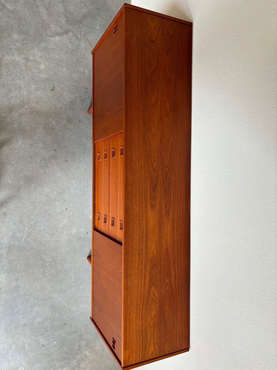 
                  
                    Lowboard teak met 4 lades - LOUI.STORE
                  
                