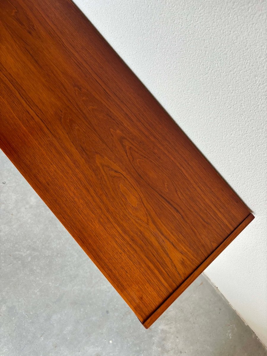 
                  
                    Lowboard teak met 4 lades - LOUI.STORE
                  
                