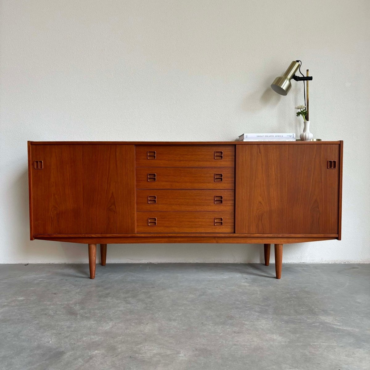 
                  
                    Lowboard teak met 4 lades - LOUI.STORE
                  
                