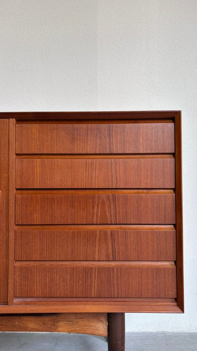 
                  
                    Lowboard teak met lades - LOUI.STORE
                  
                