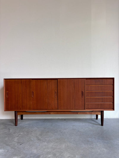 
                  
                    Lowboard teak met lades - LOUI.STORE
                  
                