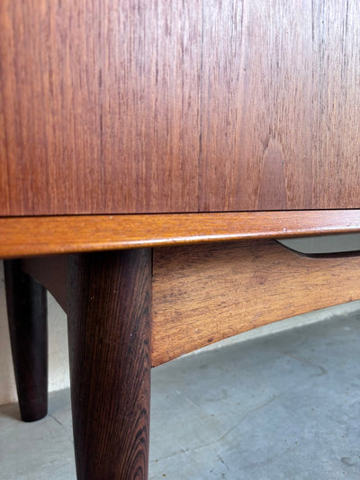 
                  
                    Lowboard teak met lades - LOUI.STORE
                  
                