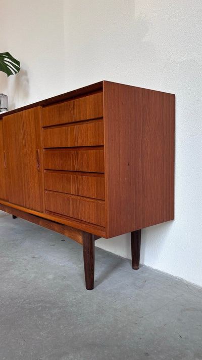 
                  
                    Lowboard teak met lades - LOUI.STORE
                  
                