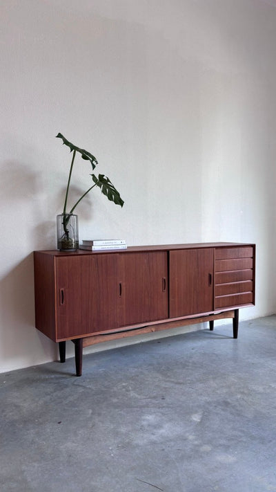 
                  
                    Lowboard teak met lades - LOUI.STORE
                  
                
