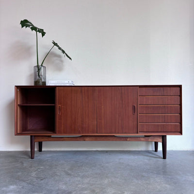 
                  
                    Lowboard teak met lades - LOUI.STORE
                  
                
