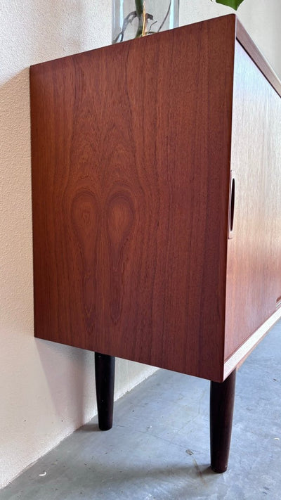 
                  
                    Lowboard teak met lades - LOUI.STORE
                  
                