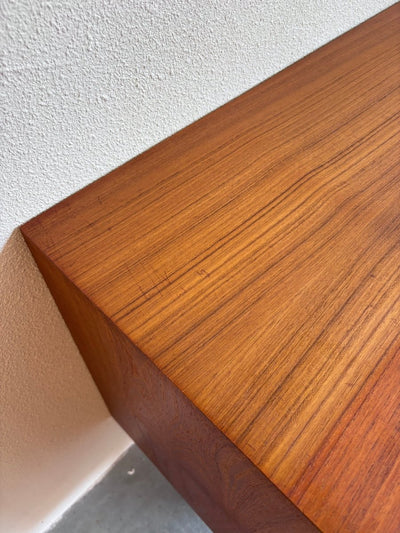 
                  
                    Lowboard teak met lades - LOUI.STORE
                  
                