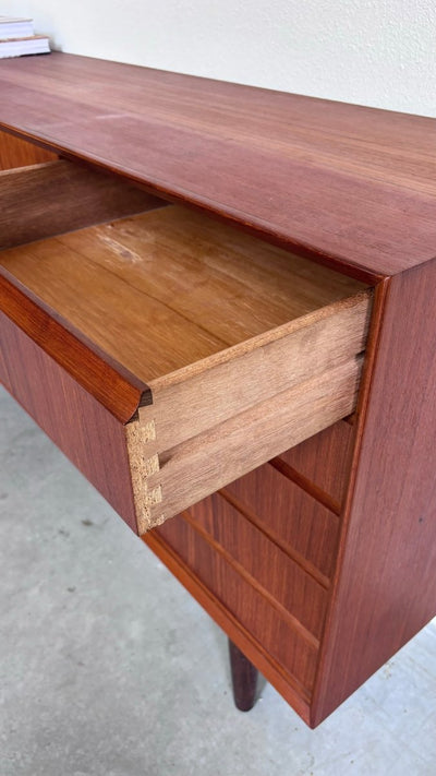 
                  
                    Lowboard teak met lades - LOUI.STORE
                  
                
