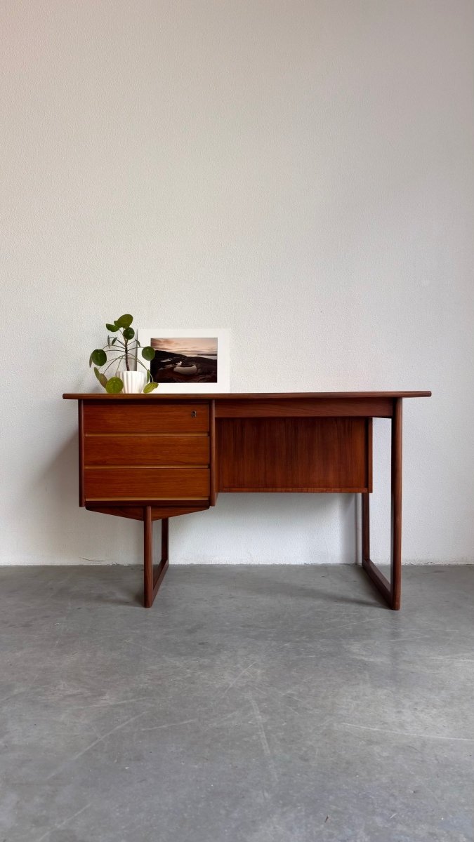 
                  
                    Mid century bureau teak recht frame - LOUI.STORE
                  
                