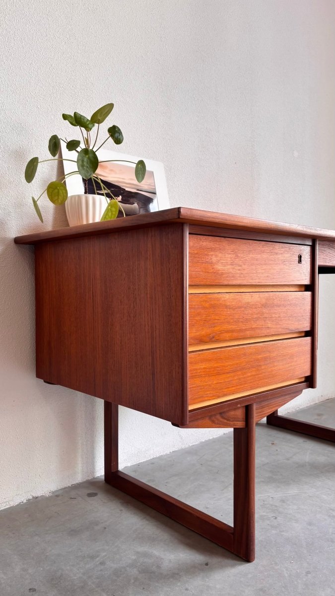 
                  
                    Mid century bureau teak recht frame - LOUI.STORE
                  
                