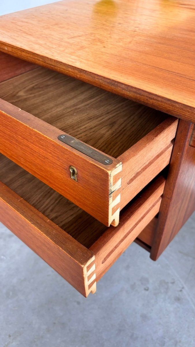 
                  
                    Mid century bureau teak recht frame - LOUI.STORE
                  
                