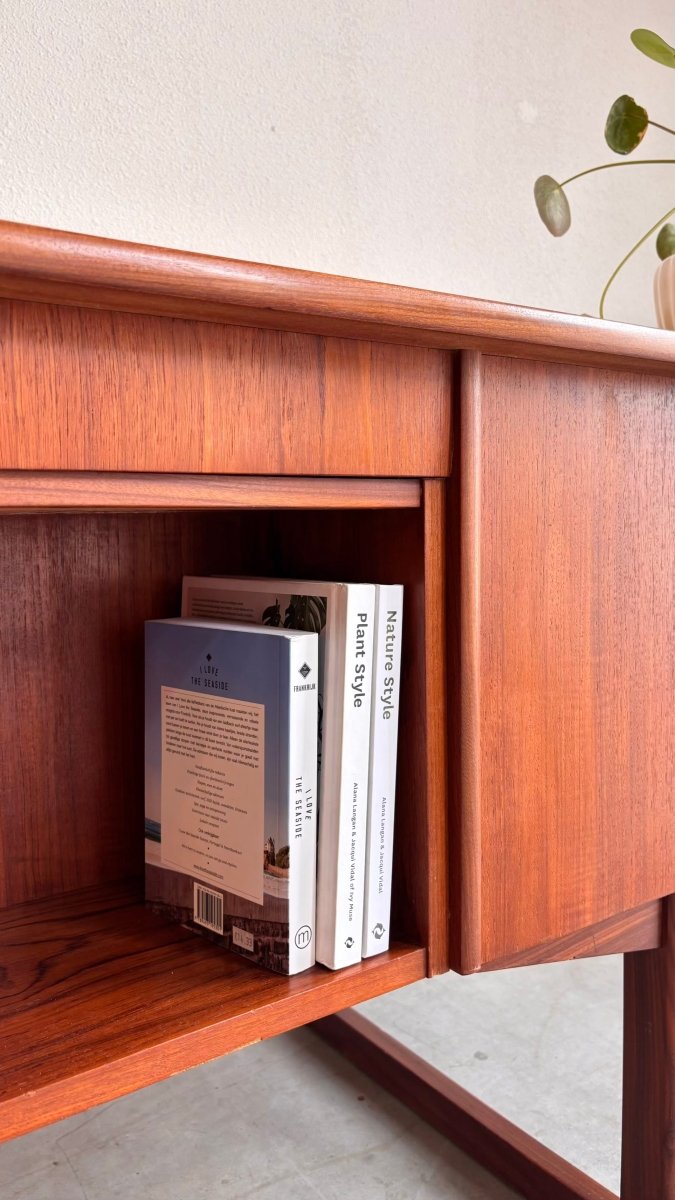 
                  
                    Mid century bureau teak recht frame - LOUI.STORE
                  
                