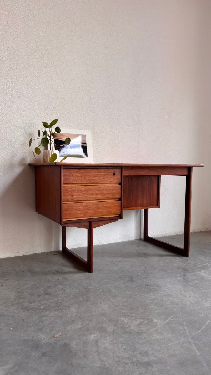 
                  
                    Mid century bureau teak recht frame - LOUI.STORE
                  
                