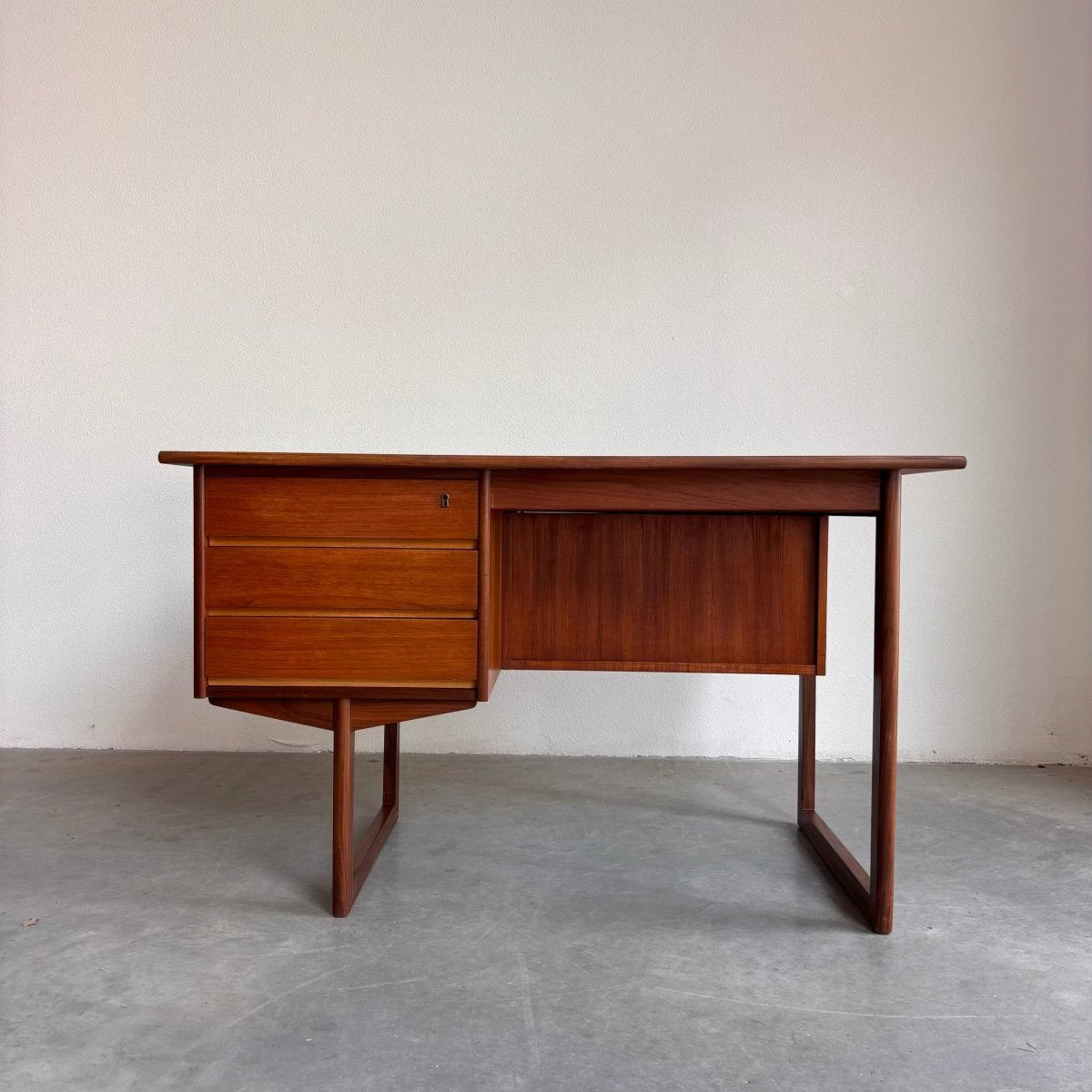 
                  
                    Mid century bureau teak recht frame - LOUI.STORE
                  
                
