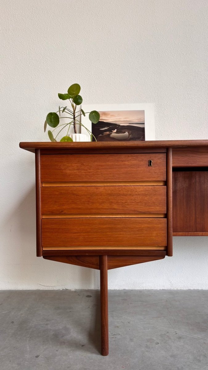 
                  
                    Mid century bureau teak recht frame - LOUI.STORE
                  
                