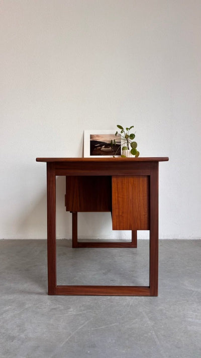 
                  
                    Mid century bureau teak recht frame - LOUI.STORE
                  
                