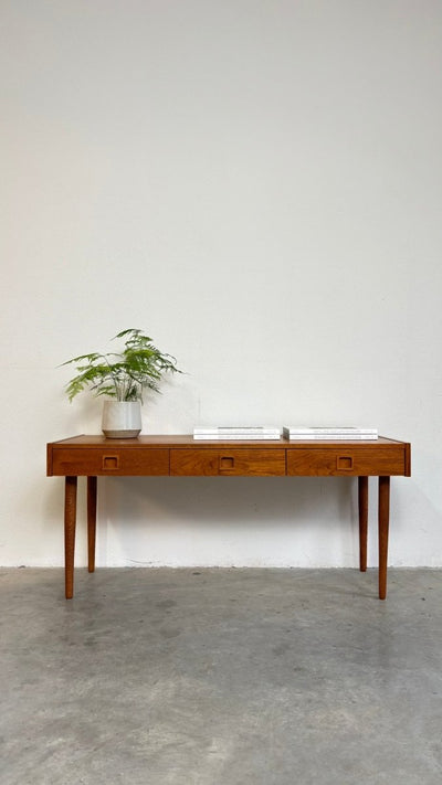 
                  
                    Mid century Deense bijzettafel lades teak - LOUI.STORE
                  
                