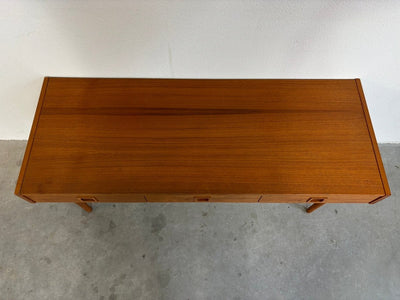 
                  
                    Mid century Deense bijzettafel lades teak - LOUI.STORE
                  
                