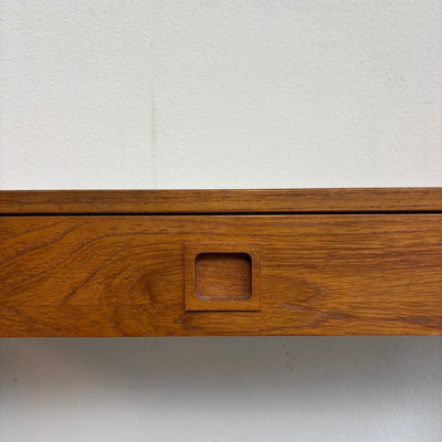 
                  
                    Mid century Deense bijzettafel lades teak - LOUI.STORE
                  
                