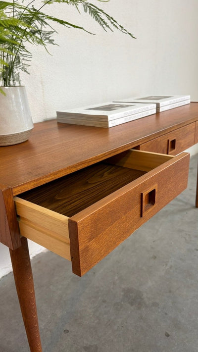 
                  
                    Mid century Deense bijzettafel lades teak - LOUI.STORE
                  
                