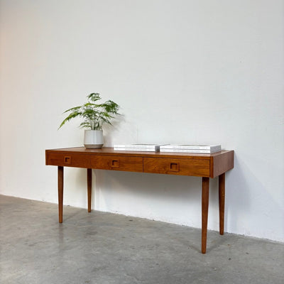 Mid century Deense bijzettafel lades teak - LOUI.STORE