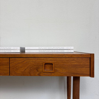 
                  
                    Mid century Deense bijzettafel lades teak - LOUI.STORE
                  
                