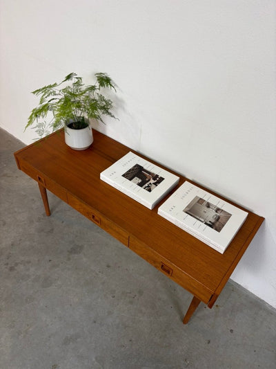 
                  
                    Mid century Deense bijzettafel lades teak - LOUI.STORE
                  
                