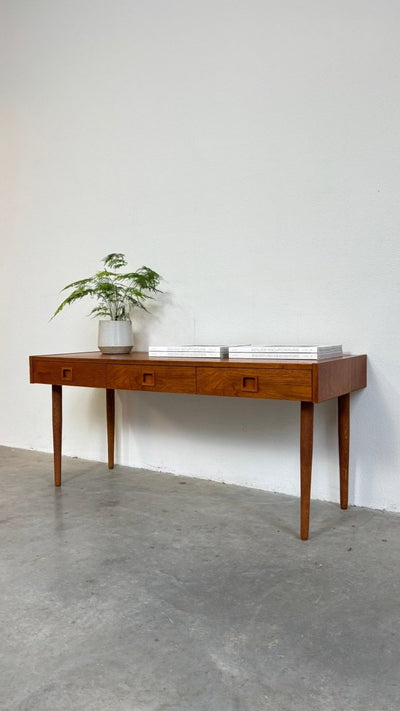 
                  
                    Mid century Deense bijzettafel lades teak - LOUI.STORE
                  
                