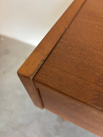 
                  
                    Mid century Deense bijzettafel lades teak - LOUI.STORE
                  
                