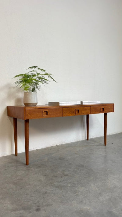 
                  
                    Mid century Deense bijzettafel lades teak - LOUI.STORE
                  
                