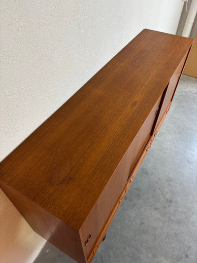 
                  
                    Mid century highboard teak schuifdeuren + lades - LOUI.STORE
                  
                