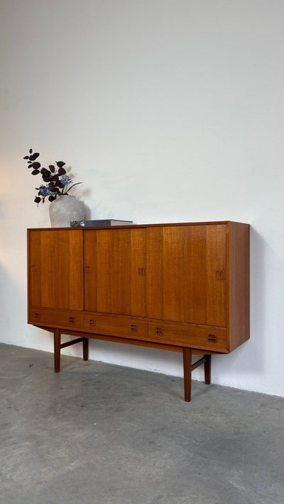 
                  
                    Mid century highboard teak schuifdeuren + lades - LOUI.STORE
                  
                