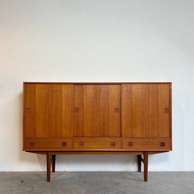 
                  
                    Mid century highboard teak schuifdeuren + lades - LOUI.STORE
                  
                