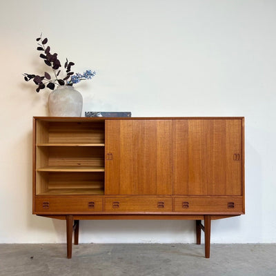 Mid century highboard teak schuifdeuren + lades - LOUI.STORE