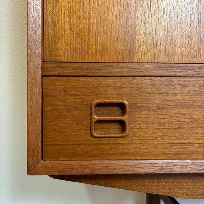 
                  
                    Mid century highboard teak schuifdeuren + lades - LOUI.STORE
                  
                