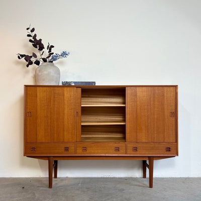 
                  
                    Mid century highboard teak schuifdeuren + lades - LOUI.STORE
                  
                