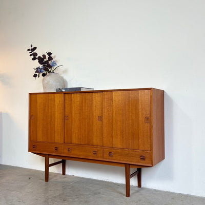 
                  
                    Mid century highboard teak schuifdeuren + lades - LOUI.STORE
                  
                