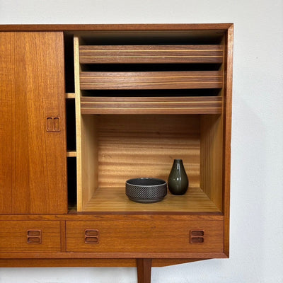 
                  
                    Mid century highboard teak schuifdeuren + lades - LOUI.STORE
                  
                