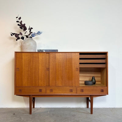 
                  
                    Mid century highboard teak schuifdeuren + lades - LOUI.STORE
                  
                