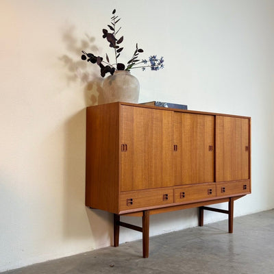 
                  
                    Mid century highboard teak schuifdeuren + lades - LOUI.STORE
                  
                
