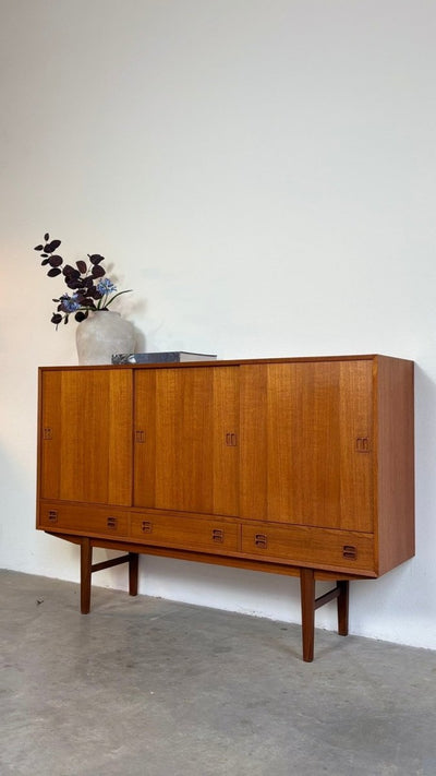 
                  
                    Mid century highboard teak schuifdeuren + lades - LOUI.STORE
                  
                