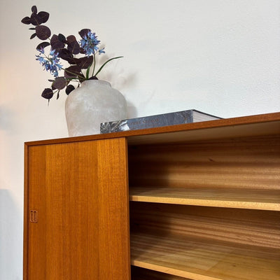 
                  
                    Mid century highboard teak schuifdeuren + lades - LOUI.STORE
                  
                