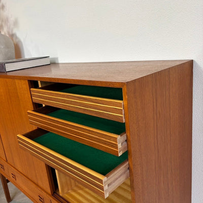 
                  
                    Mid century highboard teak schuifdeuren + lades - LOUI.STORE
                  
                