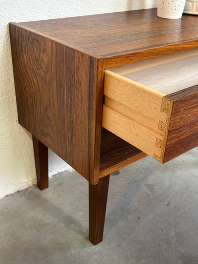 
                  
                    Mid Century laag ladekastje 2* palissander - LOUI.STORE
                  
                