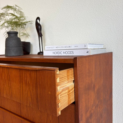 
                  
                    Mid century ladekast teak slanke greep - LOUI.STORE
                  
                