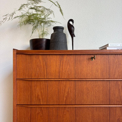 
                  
                    Mid century ladekast teak slanke greep - LOUI.STORE
                  
                