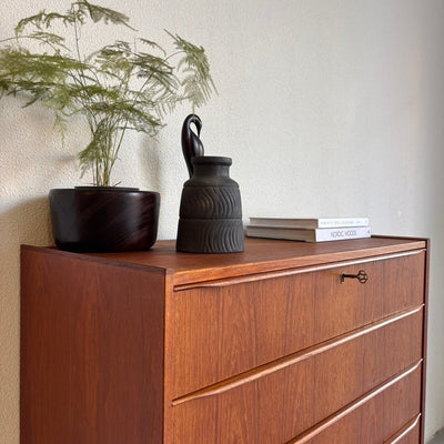 
                  
                    Mid century ladekast teak slanke greep - LOUI.STORE
                  
                