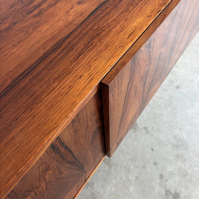 
                  
                    Mid century lowboard palissander schuifdeuren Kofod Larsen - LOUI.STORE
                  
                