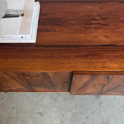 
                  
                    Mid century lowboard palissander schuifdeuren Kofod Larsen - LOUI.STORE
                  
                