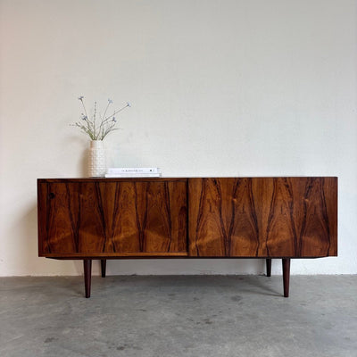 
                  
                    Mid century lowboard palissander schuifdeuren Kofod Larsen - LOUI.STORE
                  
                